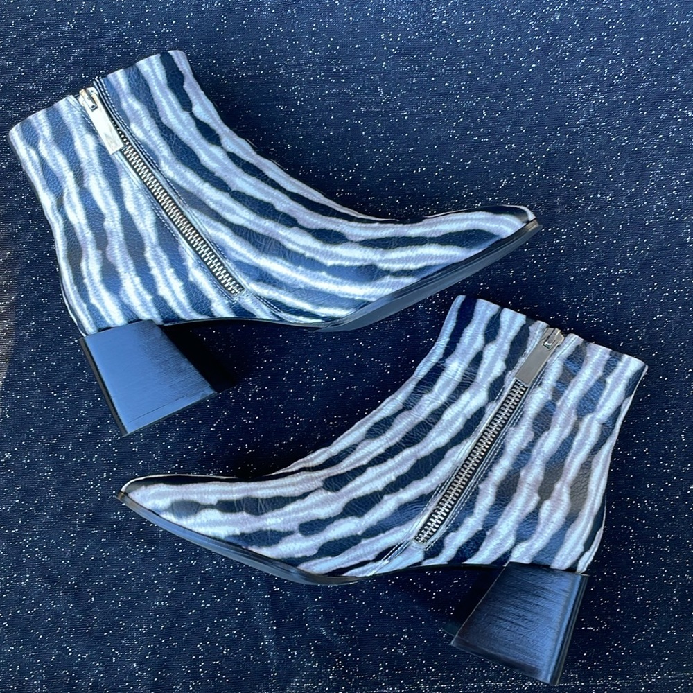NWOT Sigerson Morrison Mandel Black White Gray Tie Dye Wavy Stripe Ankle Boot - Picture 11 of 16
